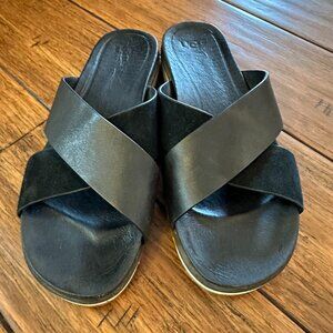 UGG Australia KARI Black LEATHER IMPRINT SLIDE SANDALS WOMEN - Size 8